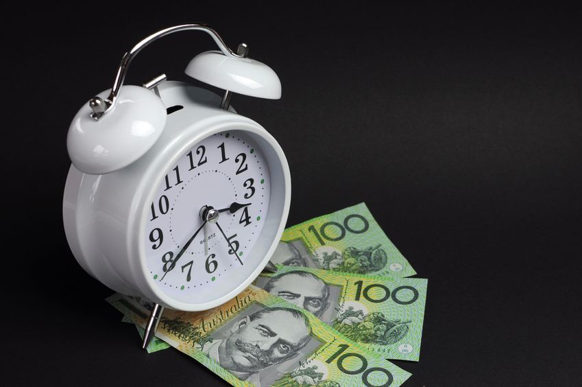 Clock and $100 notes representing hourly copywriting rates